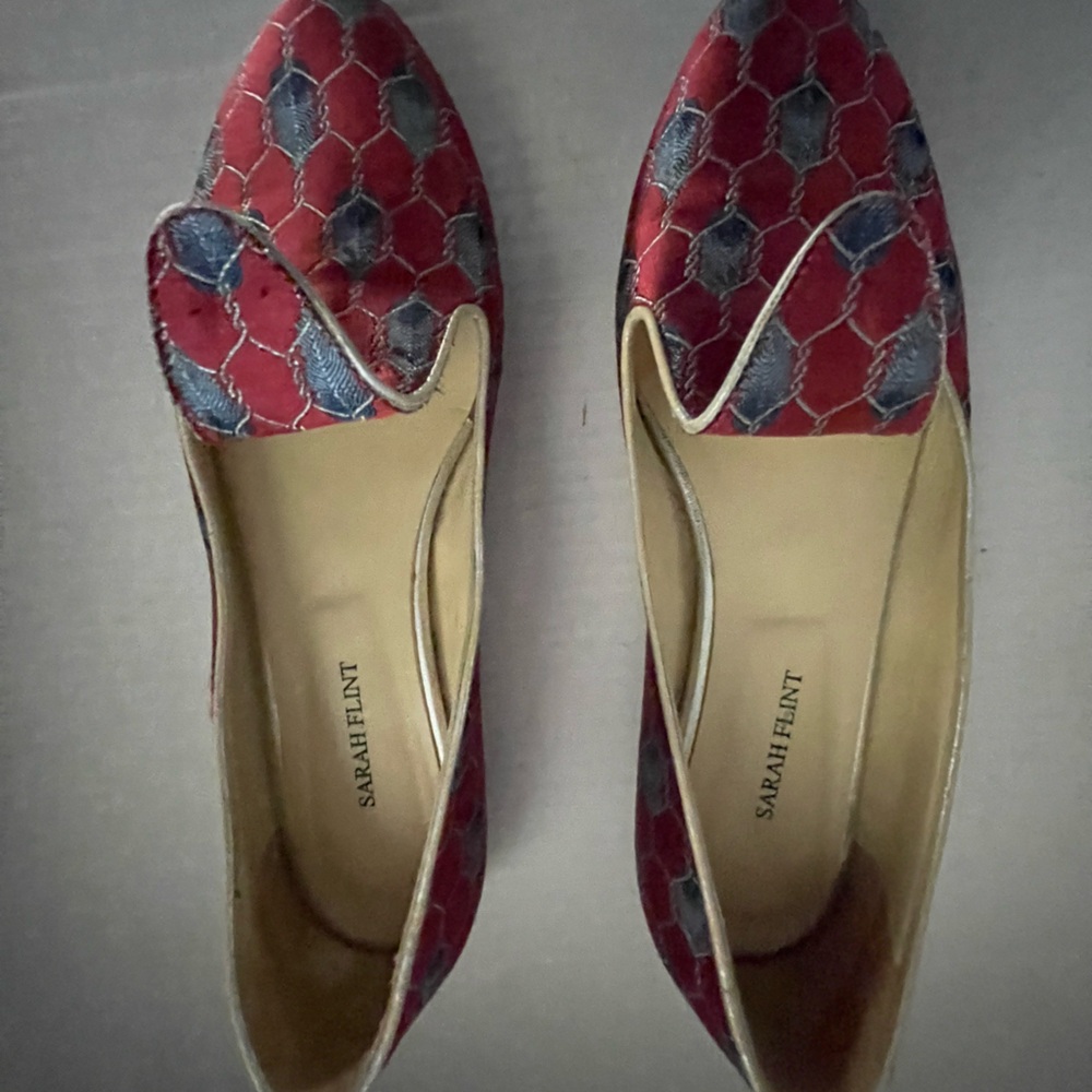 Sarah Flint 9.5 blue red chain link feather design
